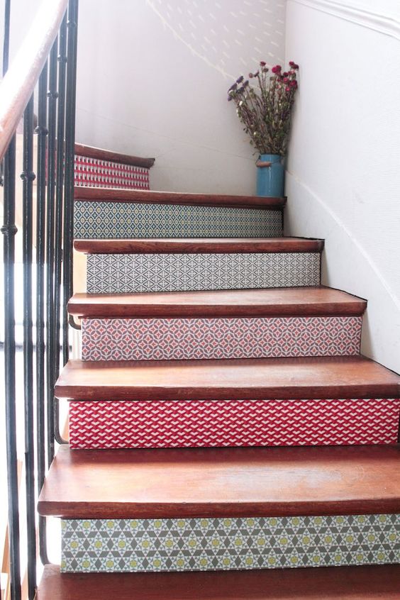 Escalier contre marche en papier peint geometrique 